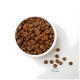 Rückseite einer roten Vutter-Hundefuttertüte mit Zutaten, Nährwertangaben und Bildern von Kartoffeln und grünen Erbsen.