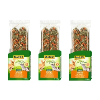 Drei Pakete MultiFit Nature Grain Free Snacks für kleine Haustiere, mit Karottensticks, mit Bildern eines Kaninchens und eines Meerschweinchens.
