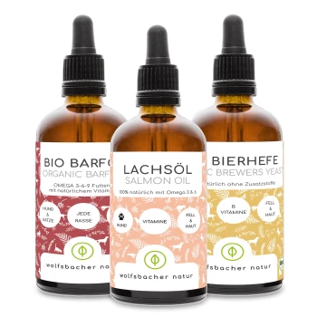 Drei Nahrungsergänzungsmittel-Flaschen für Haustiere: "BIO BARF Organic" Omega 3-6-9, "Lachsöl Salmon Oil" Omega 3 & 6 und "Bierhefe Brewers Yeast" B-Vitamine.
