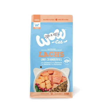 Katzenfutterverpackung mit der Marke "WOW Cat", beschriftet mit "Lachs und Cranberries" mit Lachs, Cranberries und Trockenfutter, 2 kg.