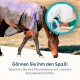 Ein Pferd in einer lila und schwarzen Decke grast, während eine Frau Wäsche lädt. Text: "Gönnen Sie ihm den Spaß! Waschen Sie Ihre Pferdedecke!"