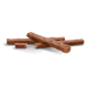 Een stapel hondenkauwsnacks in verschillende lengtes, met een textuur oppervlak en een rijke bruine kleur, tegen een witte achtergrond.