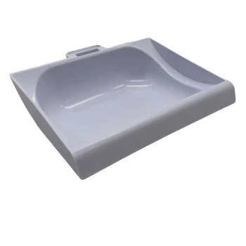 Weißer Kunststoff-Haustierfutterlöffel mit einem geneigten Design für einfaches Ausgießen und einem Griff für die Handhabung.