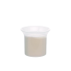 Ein klares Glas mit einer hellbeigen Flüssigkeit, die Haustiermilch oder ein Nahrungsergänzungsmittel für Haustiere ähnelt.