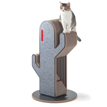 Ein stilvoller Katzenkratzbaum, der wie ein Kaktus gestaltet ist, mit einem grauen Filzäußeren und einer Katze, die oben sitzt.