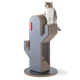 Ein stilvoller Katzenkratzbaum, der wie ein Kaktus gestaltet ist, mit einem grauen Filzäußeren und einer Katze, die oben sitzt.