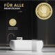 Modernes Badezimmer mit weißer Badewanne und goldenen Armaturen, deutscher Text über Eignung für Oberflächen- und Händedesinfektion.