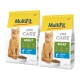 Zwei Beutel MultiFit Care Adult Katzenfutter mit Lachs-Geschmack, mit einer orangefarbenen Katze und einer Schale mit Trockenfutter.