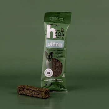 Hundeleckerli-Verpackung mit der Aufschrift 'hanfred ultra' und deutschem Text, der einen hanfbasierten Snack für Hunde präsentiert und den natürlichen CBD-Gehalt bewirbt.