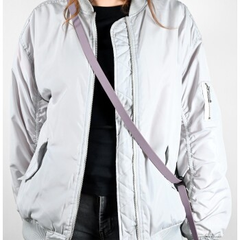 Eine Nahaufnahme eines beigen Biothane-Haustierhalsbands mit Wassertropfen, mit Text, der seine wasserdichten, robusten, veganen und leicht zu reinigenden Eigenschaften hervorhebt.