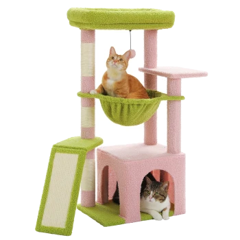 Zwei Katzen spielen auf einem bunten Katzenbaum, der eine grüne Hängematte, pinke Plattformen und einen gemütlichen Rückzugsort bietet.