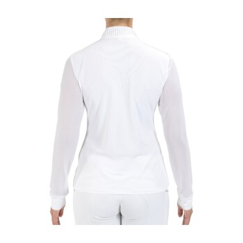 Eine Frau wird von hinten gesehen, die ein langärmliges weißes Sportshirt mit einem besetzten Kragen trägt, kombiniert mit weißen Hosen.