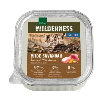 Verpackung für Nassfutter für Katzen mit der Aufschrift "Wilderness Adult Wide Savannah", die Lamm und Wildschwein enthält, mit 97 % Fleischanteil und ohne zugesetzte Körner.