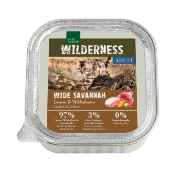 Verpackung für Nassfutter für Katzen mit der Aufschrift "Wilderness Adult Wide Savannah", die Lamm und Wildschwein enthält, mit 97 % Fleischanteil und ohne zugesetzte Körner.