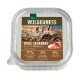 Verpakking van natte kattenvoeding gelabeld 'Wilderness Adult Wide Savannah' met lam en wild zwijn, met 97% vleesinhoud en geen toegevoegde granen.