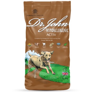 Braune Tüte Dr. John Hypoallergenic Activ Hundefutter, mit einer Illustration eines rennenden Hundes, mit 30% Protein und 20% Fett.