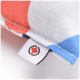 Nahaufnahme eines bunten Haustierspielzeugs mit rotem, weißem und blauem Stoff, mit einem Etikett mit einem Ahornblatt-Logo.