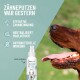 Nahaufnahme des Hundemauls mit herausgestreckter Zunge neben dem REAVET DentaVital-Spray, das die Zahnreinigung und frischen Atem fördert.
