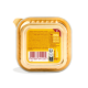 Boîte de nourriture pour animaux de compagnie dorée avec des informations nutritionnelles et des ingrédients en français, y compris du poulet, des canneberges et des vitamines.