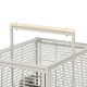 Eine Nahaufnahme eines Metall-Tiertransporters mit einem Holzgriff, der ein Gitterdesign zur Belüftung und eine robuste Konstruktion aufweist.