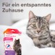 Eine entspannte getigerte Katze, die auf einer weißen Decke liegt, neben einer Box mit Beaphar CatComfort Beruhigungs-Tropfen, mit dem Text "Für ein entspanntes Zuhause."