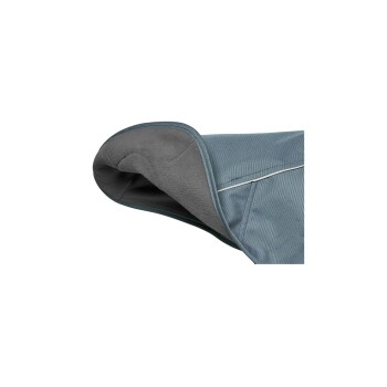 Nahaufnahme einer Haustierdecke mit einem weichen grauen Fleece-Innenfutter und einem strukturierten blauen Außenmaterial, ideal um Haustiere warm zu halten.