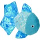 Pluche turquoise vis-speeltje met iriserende blauwe folievinnen, zilveren schubpatroon en geborduurd oog.