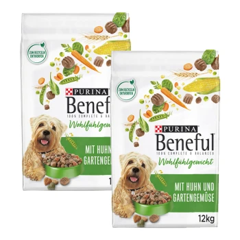 Purina Beneful Hundefuttertüten mit Huhn und Gartengemüse, mit fröhlichem Hund und 12-kg-Label.