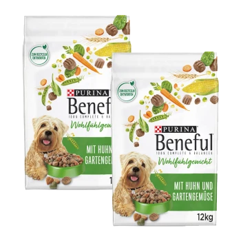 Purina Beneful Hundefuttertüten mit Huhn und Gartengemüse, mit fröhlichem Hund und 12-kg-Label.