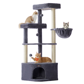 Grauer mehrstufiger Katzenbaum mit drei Katzen, die auf Plattformen spielen und in einer hängenden Hängematte ruhen.