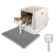 Getigerte weiße Katze steigt aus einer beigen, abgedeckten Katzentoilette auf eine graue, strukturierte Streumatte; daneben eine beige Streuschaufel.