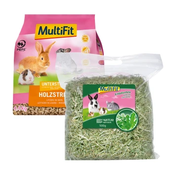 Zwei Tierprodukte von MultiFit: ein 4,4 kg Sack Holzstreu für Kleintiere und ein 500g Sack Kräuterheu, beschriftet mit "100% Natur."