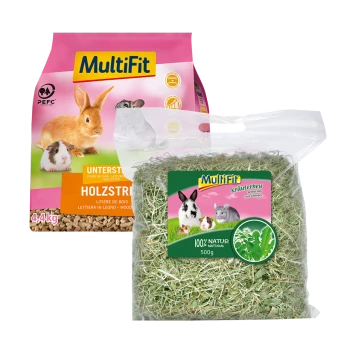 Deux produits pour animaux de MultiFit : un sac de 4,4 kg de litière en bois pour petits animaux et un sac de 500 g de foin aux herbes, étiqueté "100% Natur."