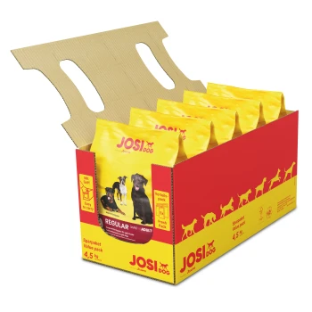 Kartonbox mit mehreren Tüten JOSI DOG Regular Adult Hundefutter, gekennzeichnet als Wertpaket von 4,5 kg, mit Bildern von Hunden.
