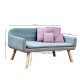 Helles blaues Haustiersofa mit Holzbeinen, mit drei rosa Kissen; Abmessungen beschriftet: 103 cm breit, 50 cm hoch, 57 cm tief.