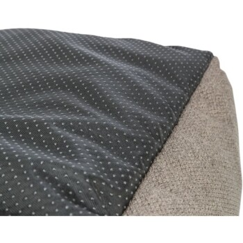 Nahaufnahme eines Haustierbettes mit einem dunkelgrauen, gepunkteten Stoffoberteil und einer hellbeigen strukturierten Seite, das sein gemütliches Design zeigt.