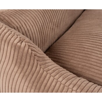 Nahaufnahme eines weichen, gerippten Haustierbettes in warmem Beige, das seine plüschige Textur und sein gemütliches Design zeigt.