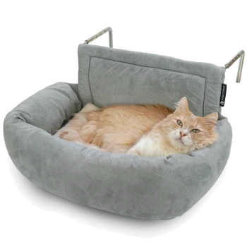 Ein gemütliches graues Katzenbett mit einem weichen, plüschigen Design, das eine erhöhte Rückenlehne zur Unterstützung hat, und eine flauschige orangefarbene Katze, die bequem darin ruht.