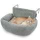 Ein gemütliches graues Katzenbett mit einem weichen, plüschigen Design, das eine erhöhte Rückenlehne zur Unterstützung hat, und eine flauschige orangefarbene Katze, die bequem darin ruht.