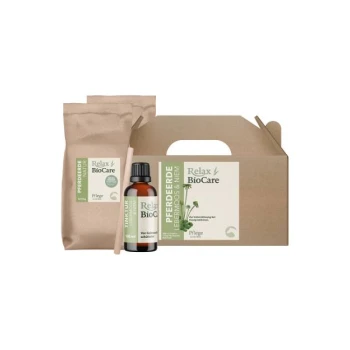 Relax BioCare Haustierpflege-Set mit einer Flasche flüssigem Ergänzungsmittel und zwei Päckchen Kräuterpulver, alles in umweltfreundlicher Verpackung.