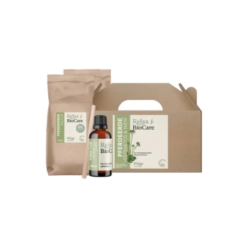Relax BioCare Haustierpflege-Set mit einer Flasche flüssigem Ergänzungsmittel und zwei Päckchen Kräuterpulver, alles in umweltfreundlicher Verpackung.