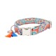 Bunter Hundehalsband mit einem lebhaften Blumenmuster in Blau, Orange und Rot, mit einer silbernen Schnalle und dekorativen Quasten.