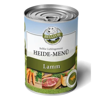 Dosen-Hundefutter mit der Aufschrift "Bellfor Heide-Menü Lamm", das einen malerischen Hintergrund mit Bildern von Lamm, Karotten und Kräutern zeigt.