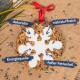 Ein schneeflockenförmiger Vogelfutterornament hängt von einem Ast, mit "Ganzjahresfütterung" in einem blauen Abzeichen darüber.