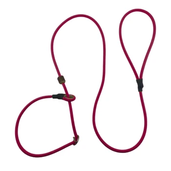 Magentafarbenes Tau-Slip-Lead mit verstellbaren Metallringen und schwarzen Gummistoppern vor schwarzem Hintergrund.