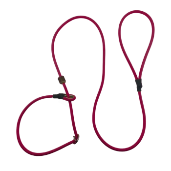 Magentafarbenes Tau-Slip-Lead mit verstellbaren Metallringen und schwarzen Gummistoppern vor schwarzem Hintergrund.