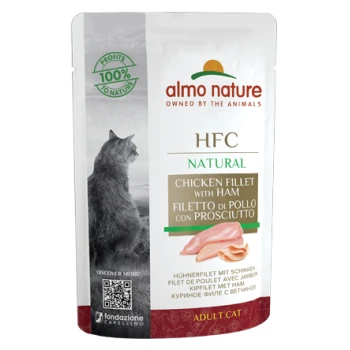 Tüte Almo Nature HFC Natural Katzenfutter mit Hähnchenfilet und Schinken, mit einer Katzensilhouette und Text in mehreren Sprachen.