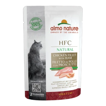 Tüte Almo Nature HFC Natural Katzenfutter mit Hähnchenfilet und Schinken, mit einer Katzensilhouette und Text in mehreren Sprachen.