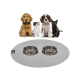 Ein Golden Retriever Welpe, ein flauschiges Kätzchen und eine schwarze Katze sitzen vor einer grauen Tiermatte mit zwei Edelstahlschüsseln, beschriftet mit 'Sanozoo.'