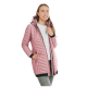 Eine Frau in einer stilvollen, pinken, gesteppten Jacke mit Kapuze, kombiniert mit einem weißen Shirt und grauen Jeans, steht vor einem schlichten Hintergrund.
